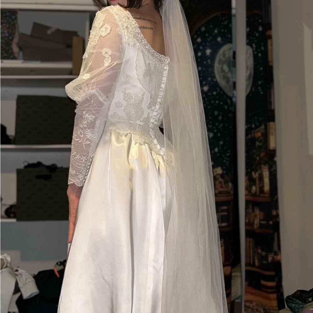 House of Bianchi Vintage Ivory Lace Bridal Gown, Rare - Picture 14 of 15